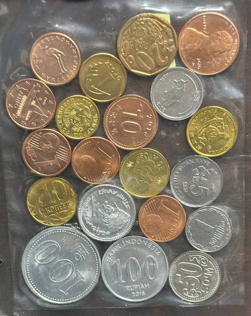 Set com 20 moedas modernas de 20 países diferentes.