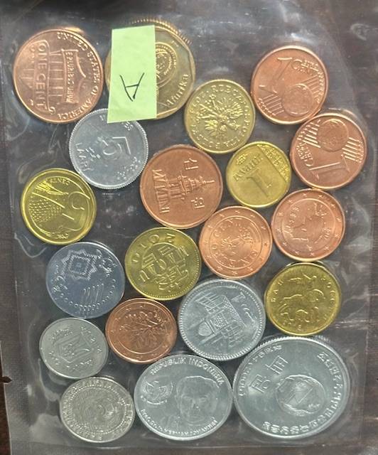 Set com 20 moedas modernas de 20 países diferentes.