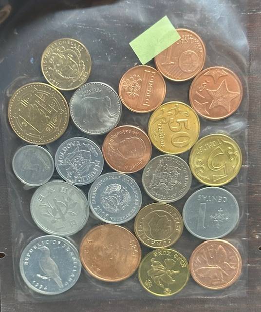 Set com 20 moedas modernas de 20 países diferentes.