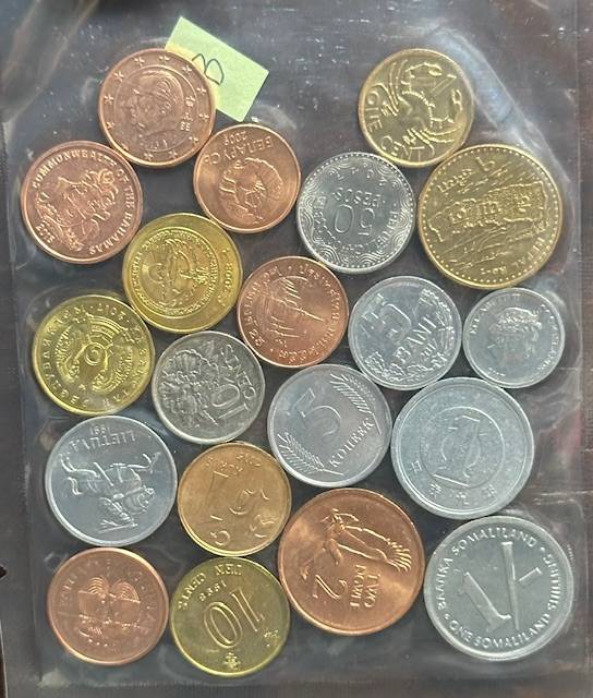 Set com 20 moedas modernas de 20 países diferentes.