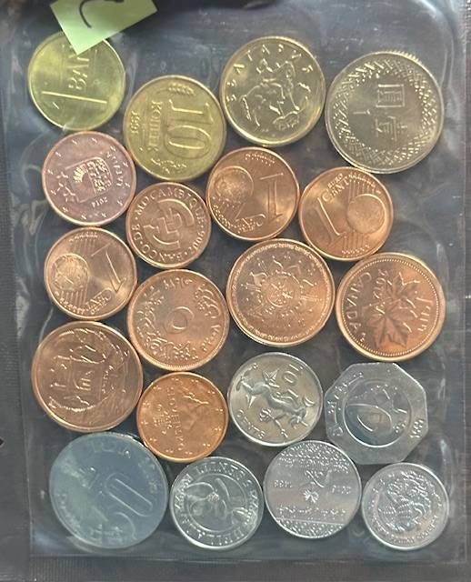 Set com 20 moedas modernas de 20 países diferentes.