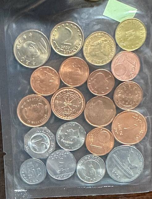 Set com 20 moedas modernas de 20 países diferentes.
