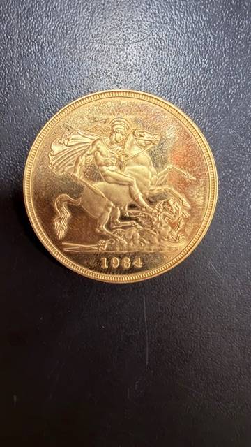 Moeda de Ouro 5 Libras Rainha Elisabeth II Verso São Jorge