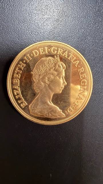 Moeda de Ouro 5 Libras Rainha Elisabeth II Verso São Jorge