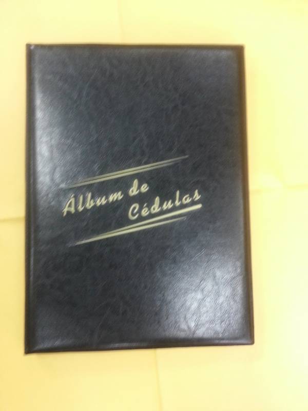 Álbum Grande de Cédulas com capacidade para 80 cédulas.