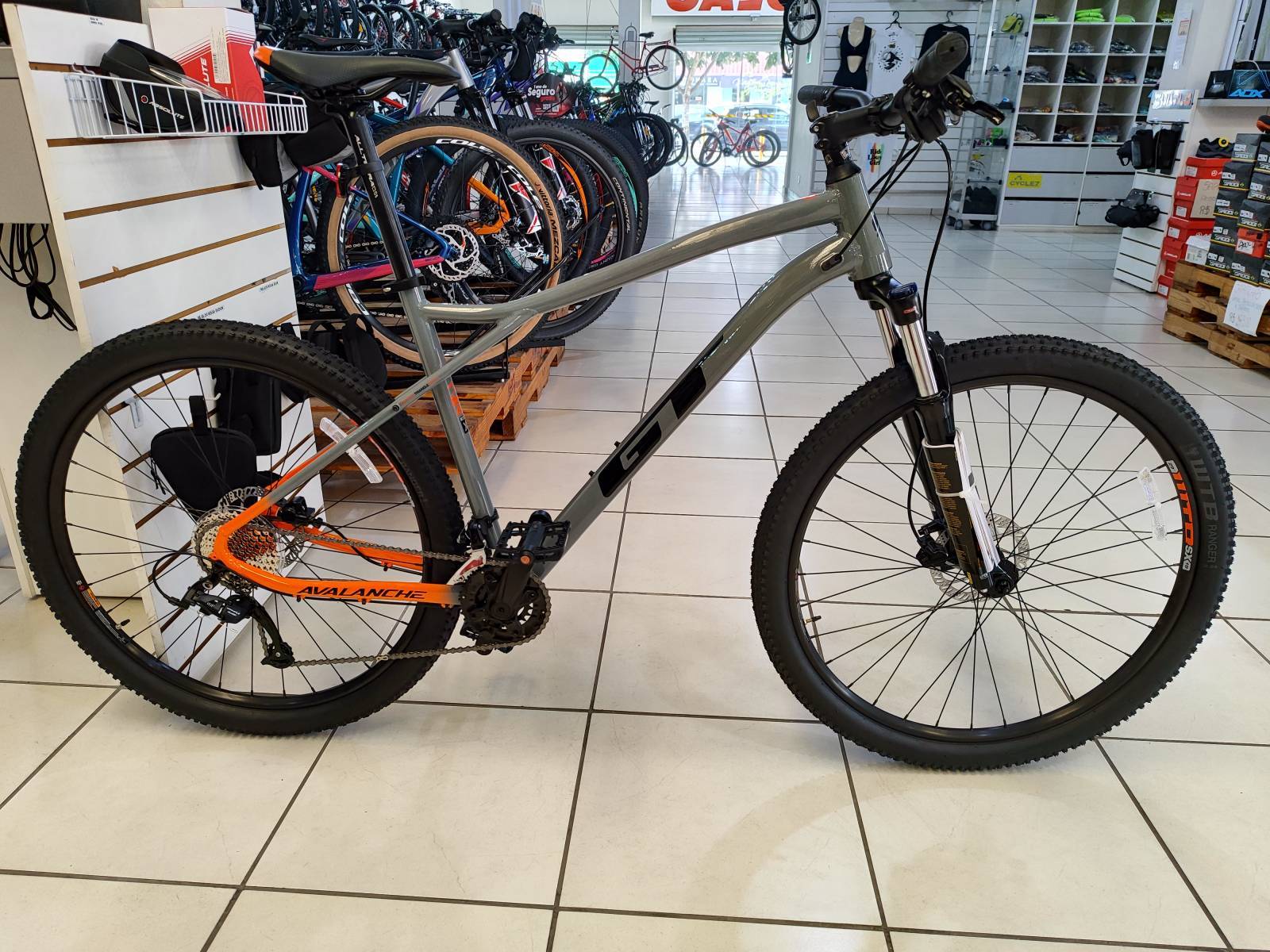 Bicicleta GT Avalanche Sport 18v Aro 29