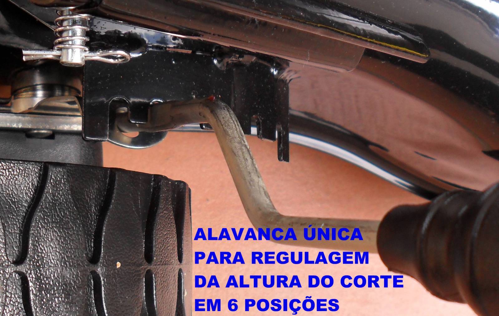 Máquina de cortar grama kawashima LR225-T a gasolina 4 tempos 6,5HP com tração e recolhedor