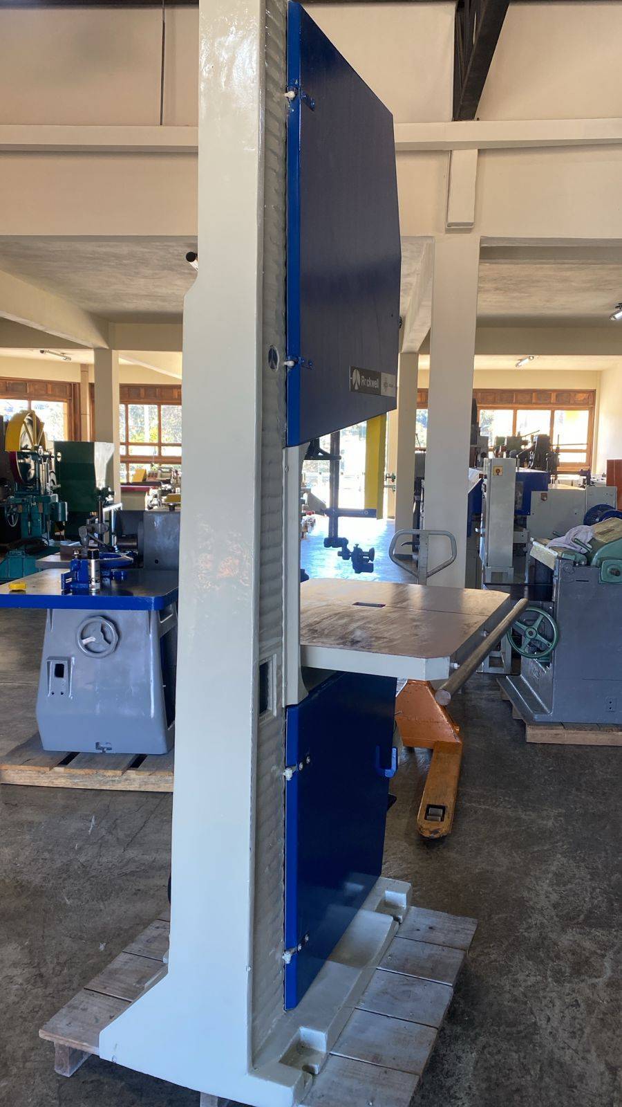 Serra fita marca invicta volante 800mm c/mesa inclinável  c freio motorizada