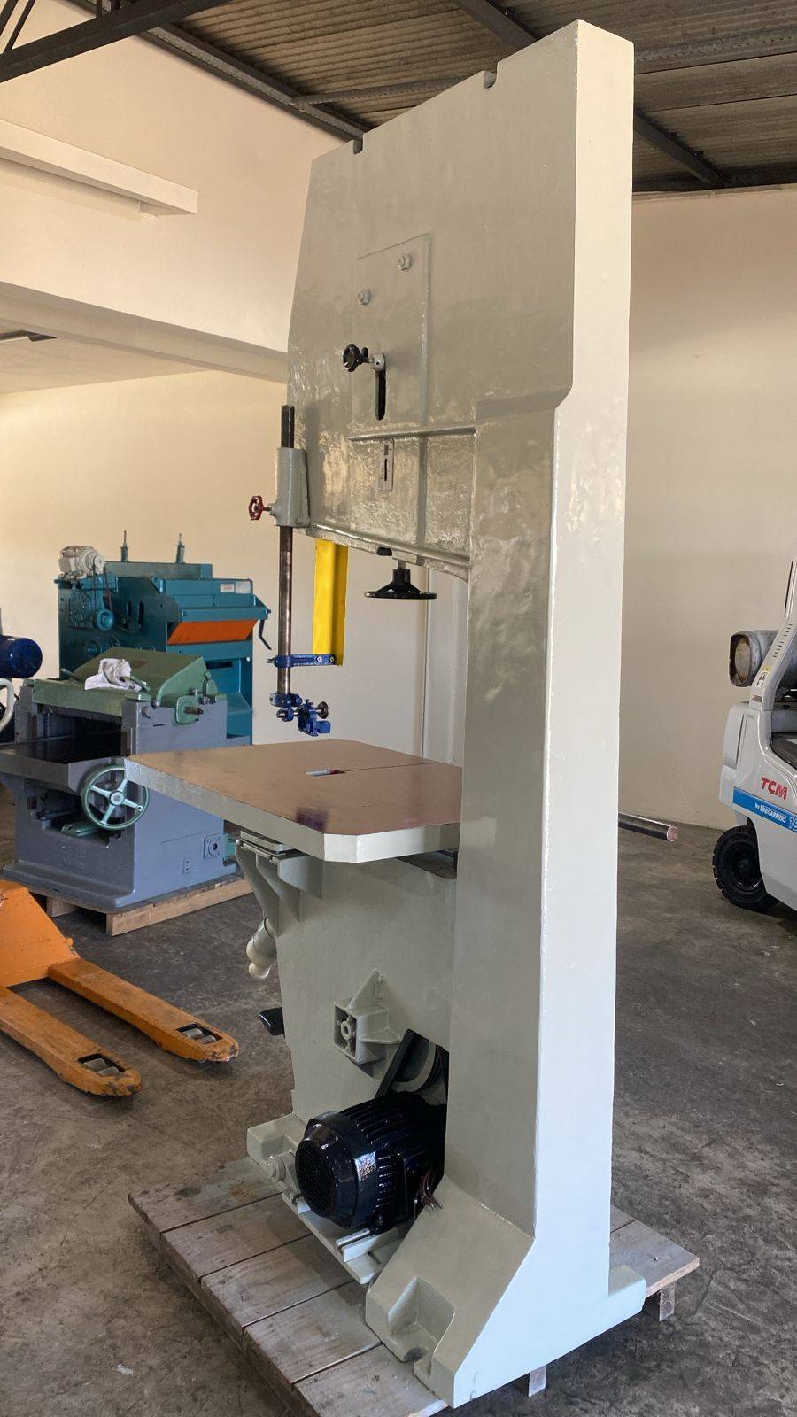 Serra fita marca invicta volante 800mm c/mesa inclinável  c freio motorizada