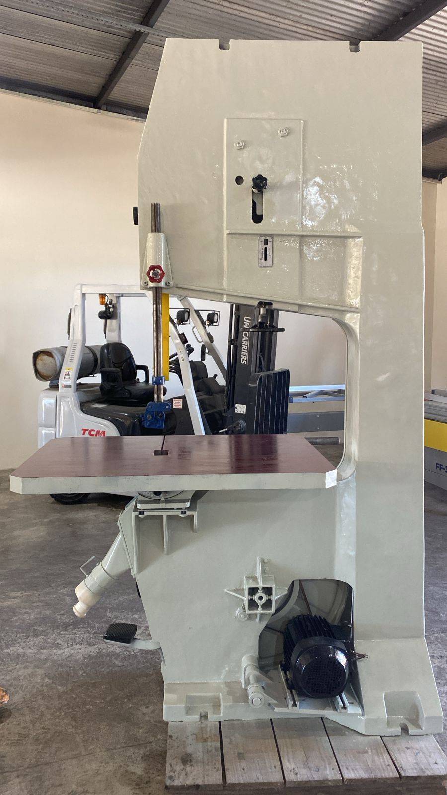 Serra fita marca invicta volante 800mm c/mesa inclinável  c freio motorizada