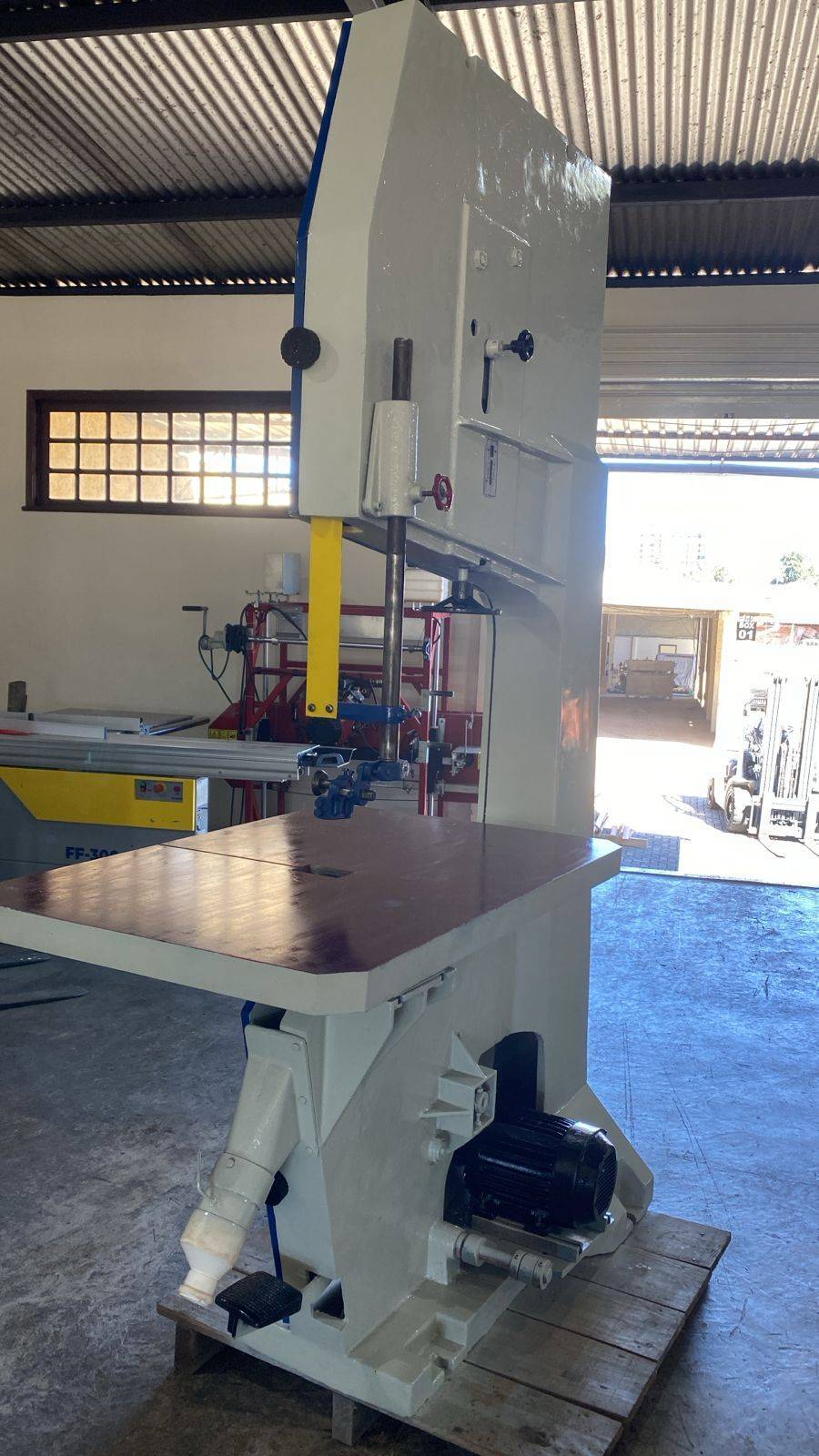 Serra fita marca invicta volante 800mm c/mesa inclinável  c freio motorizada