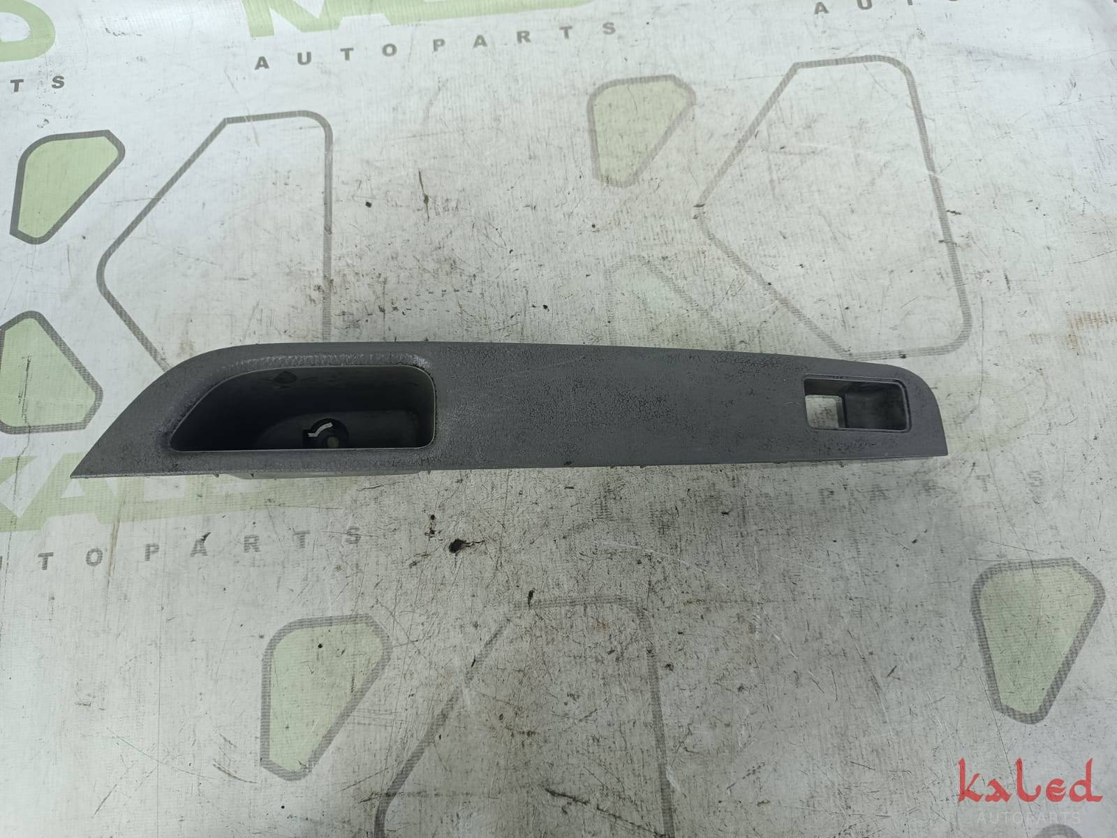 Moldura acabamento botão vidro traseiro direito Nissan Livina 2009-2014 - Kaled Auto Parts